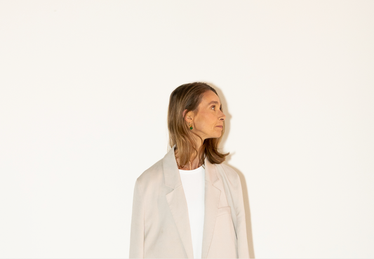 How to style gouden oorbellen