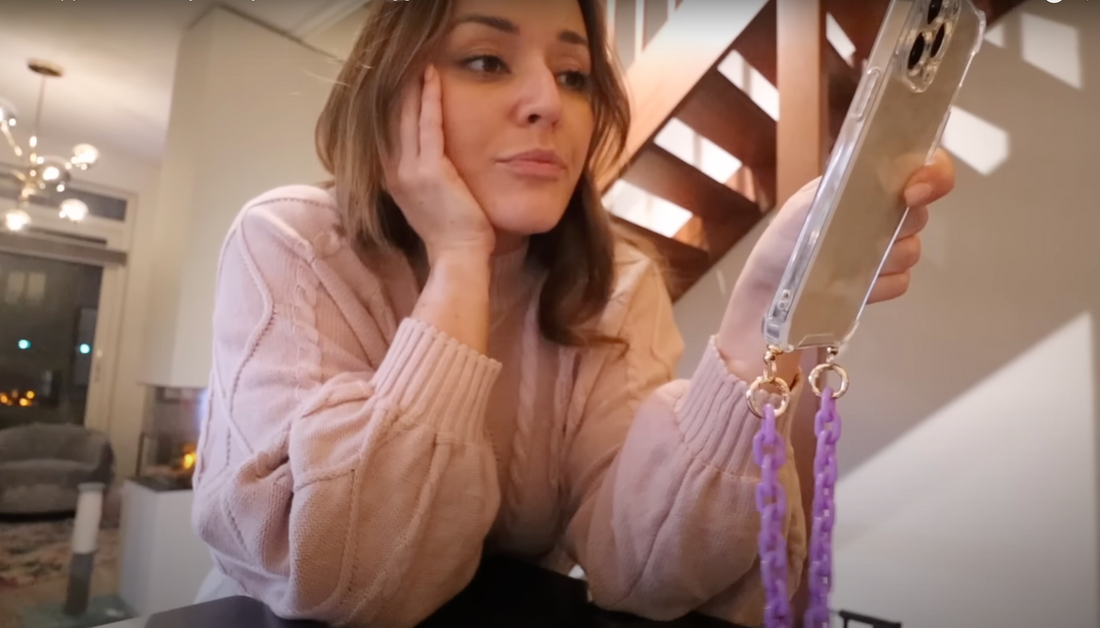SPOTTED: MASCHA draagt de lila phone schakel cord