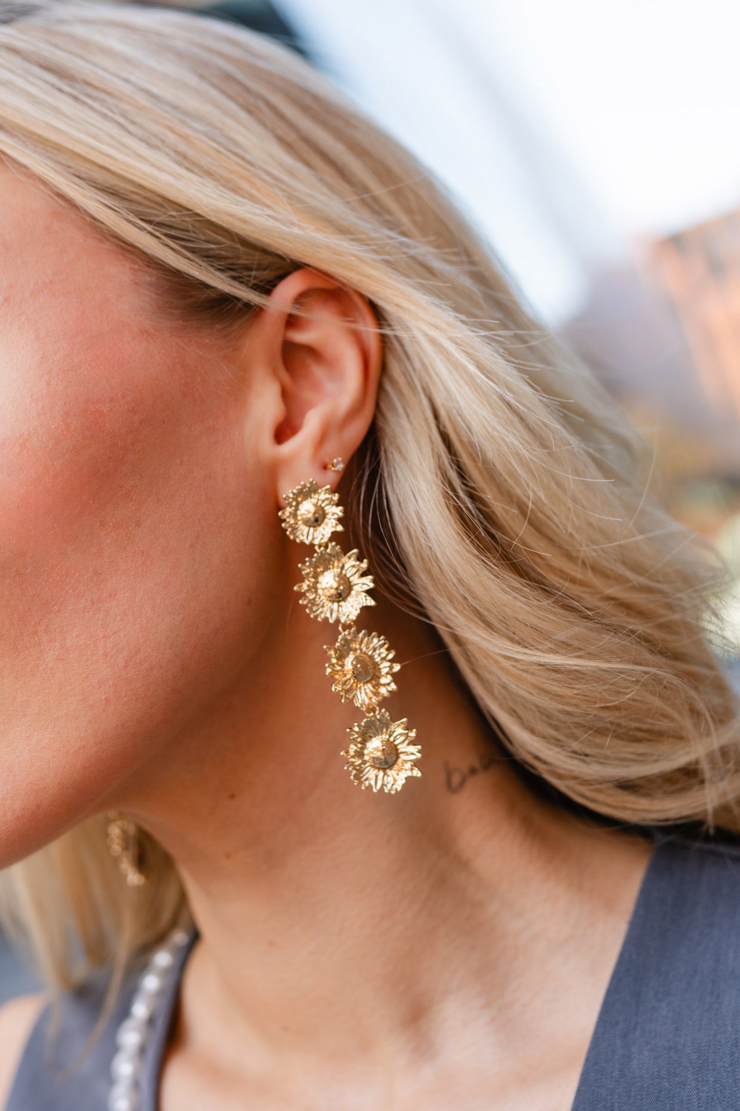 bloemen oorhangers goud