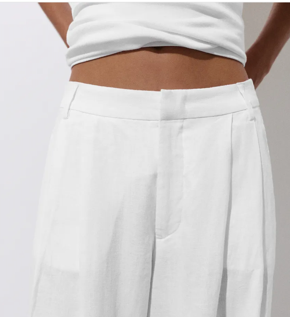 Witte broek stylen deze zomer? 3 frisse looks mét de leukste telefoonaccessoires